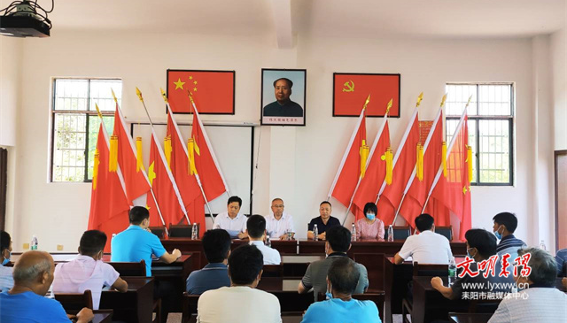 尹立鑫以人大代表正式候选人身份与选民代表见面