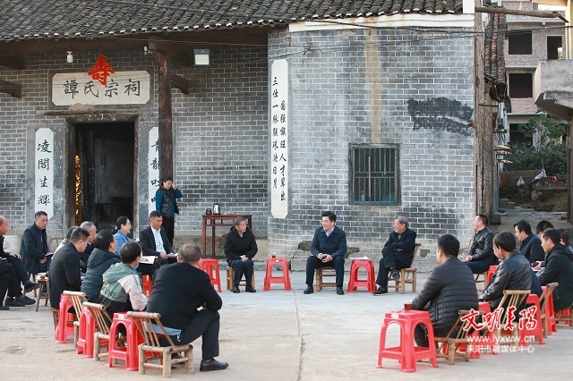 赖馨正到余庆街道太阳升村宣讲十九届六中全会和党代会精神