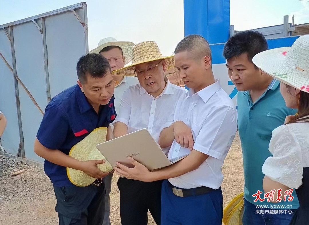 尹立鑫现场调度重点项目建设