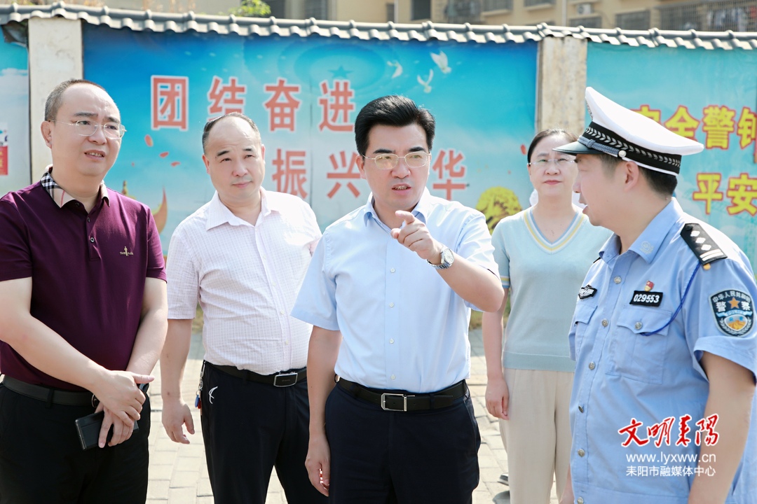 赖馨正“四不两直”督导道路交通运输和疫情防控工作