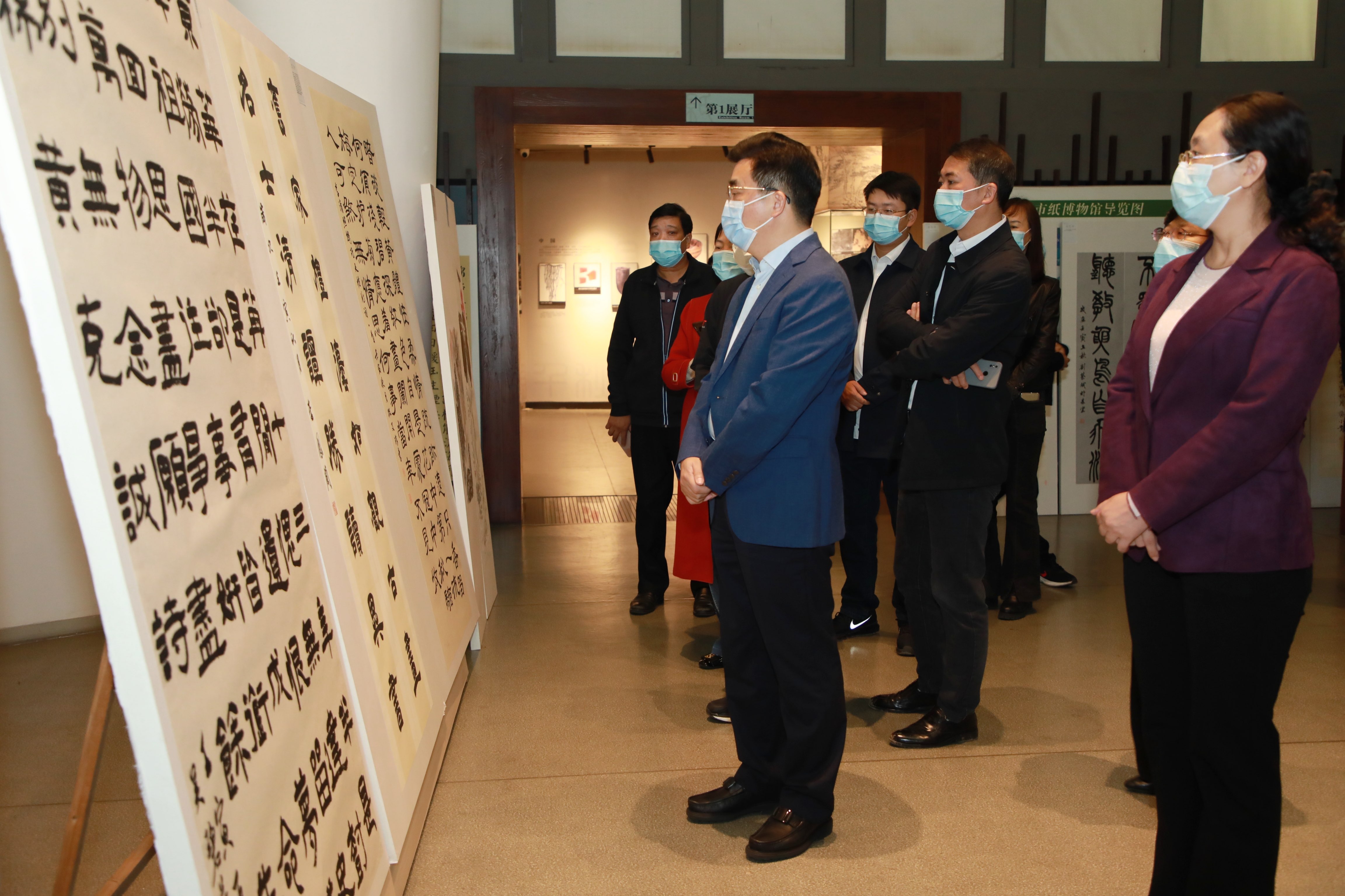 赖馨正参观耒阳市第二届女子书画展