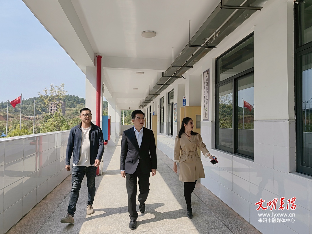 赖馨正到云甫小学暗访