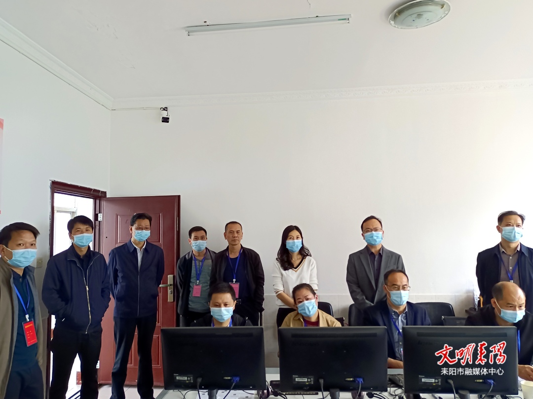 王星皓一行到2022年成人高考考点巡考