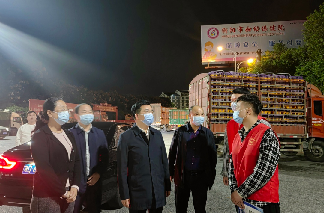 赖馨正督导疫情防控并慰问一线工作人员