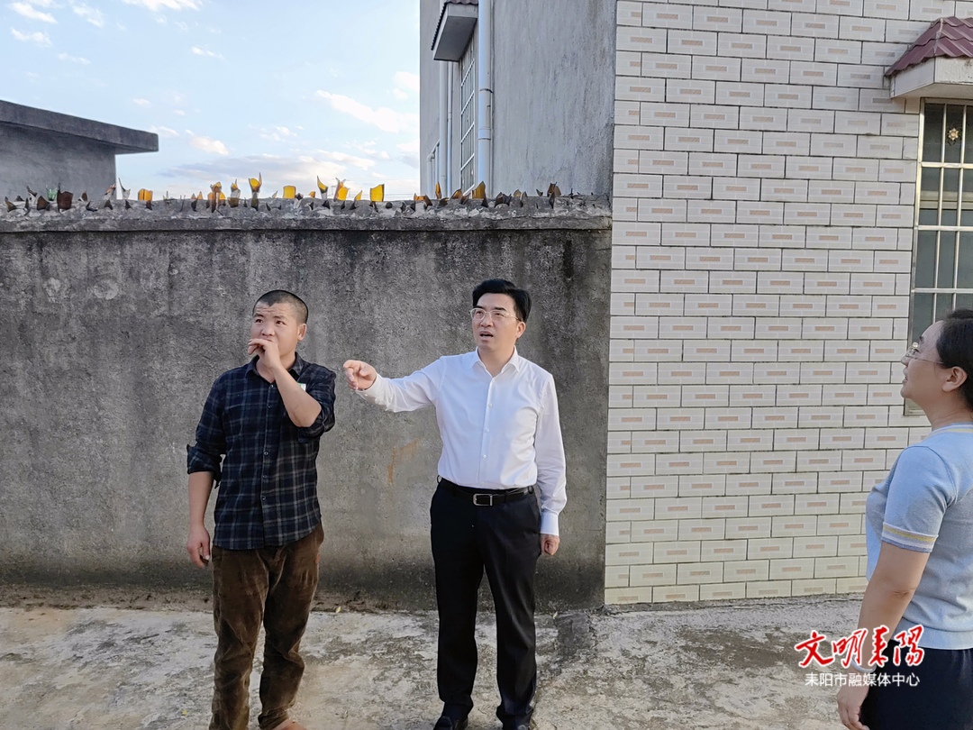赖馨正到余庆街道暗访督导乡村振兴、森林防火、疫情防控等工作