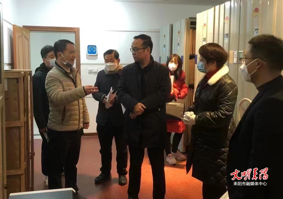 郭兴中调研档案馆工作
