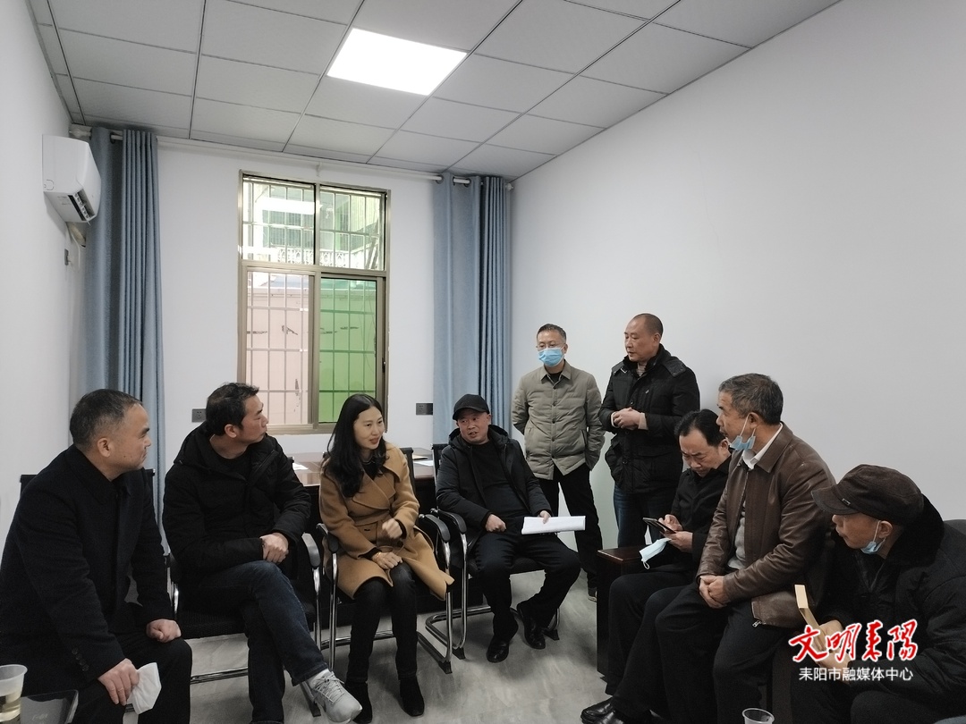 阳姣丽、陆小勇走访慰问困难职工