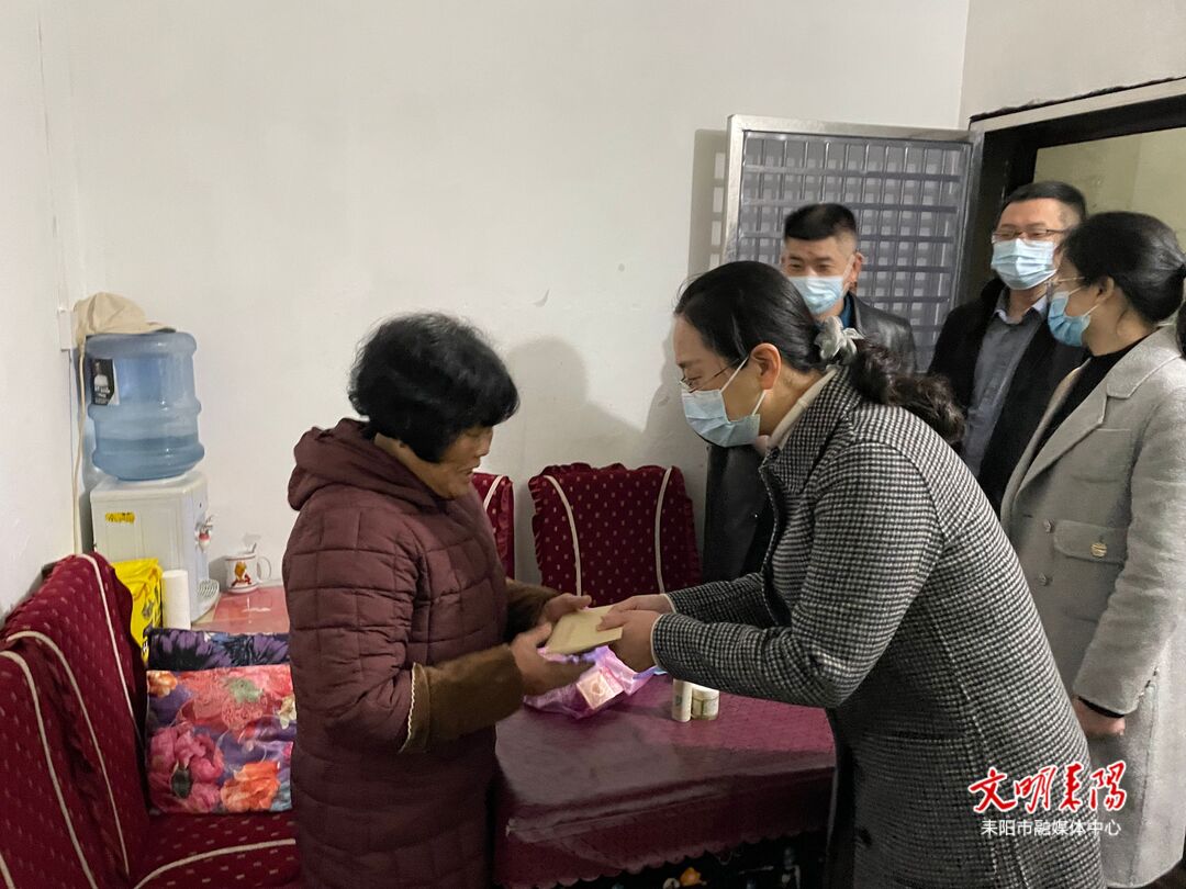 谢东平走访慰问困难职工