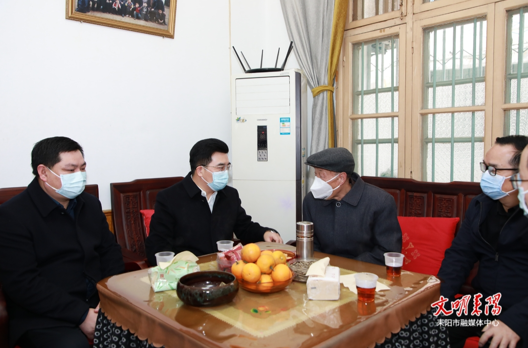 赖馨正走访慰问老干部