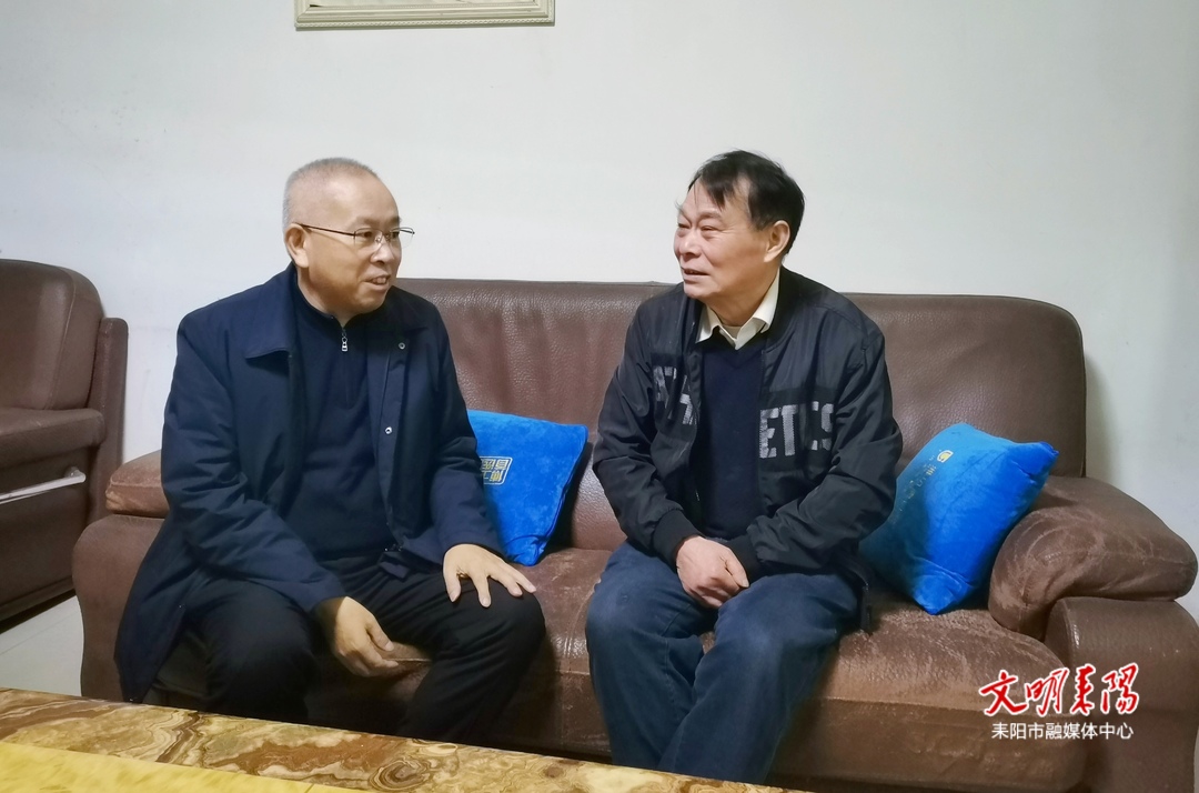尹立鑫看望慰问离退休老干部