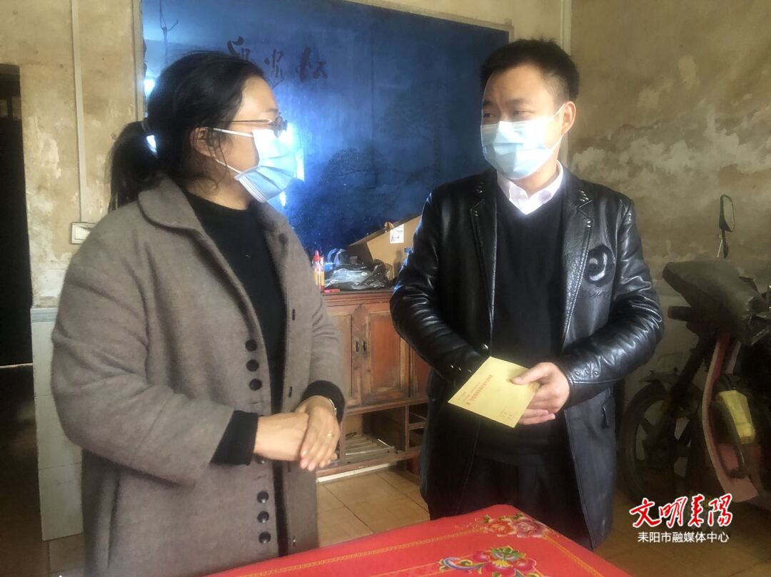 王子菲走访慰问“双联”困难职工