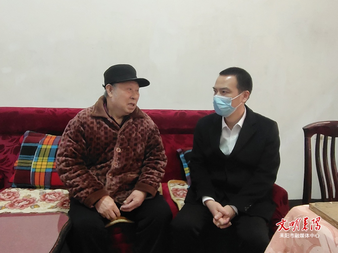蒋新星节前走访“双联”困难职工