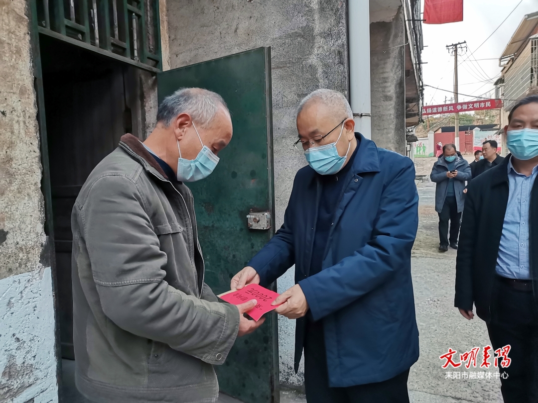 尹立鑫走访慰问“双联”企业困难职工