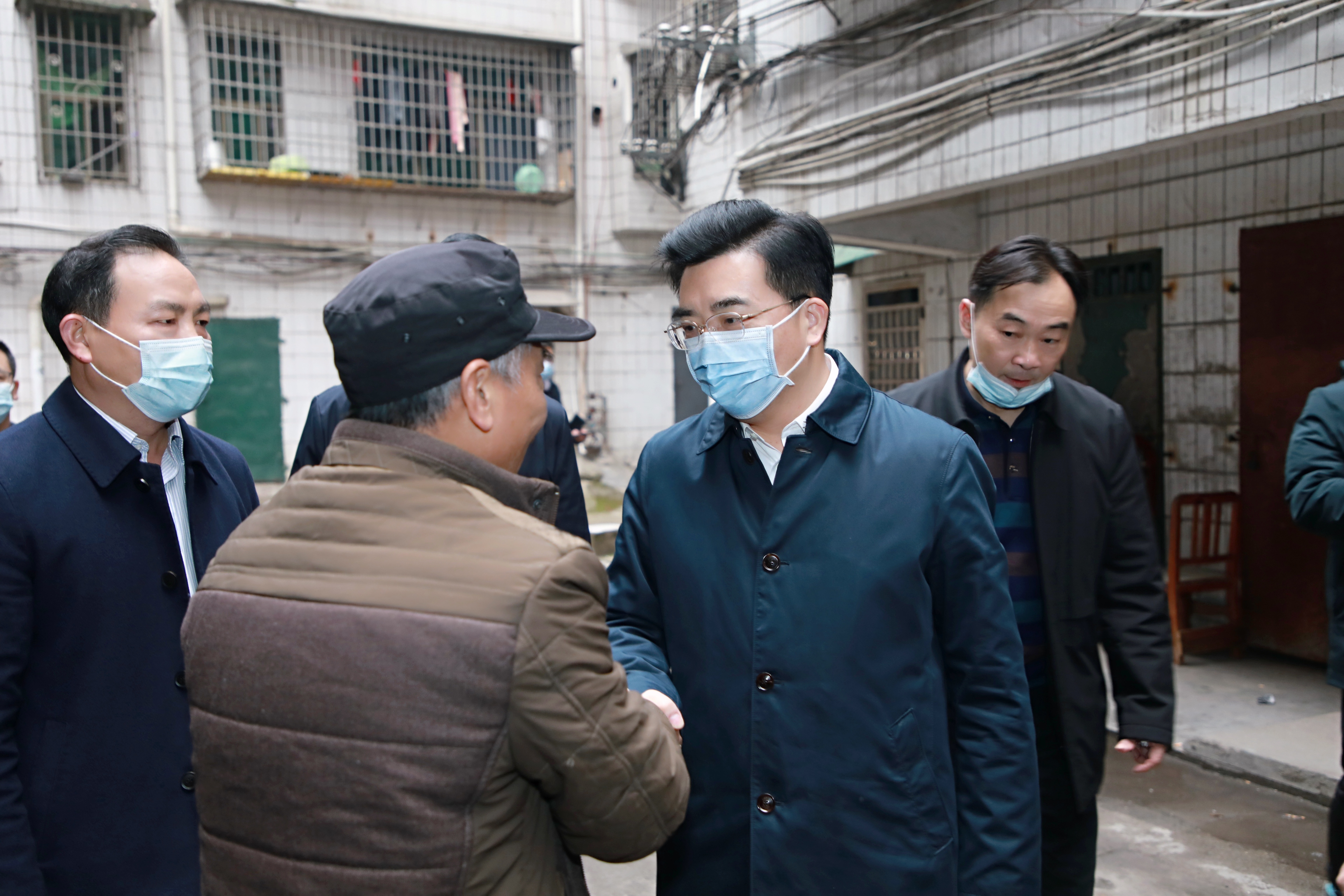 赖馨正走访慰问“双联”企业困难职工