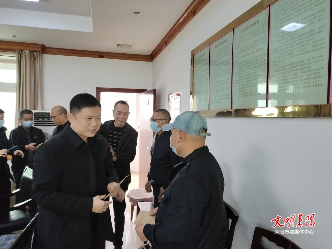 张涛到市第一建筑公司慰问困难职工