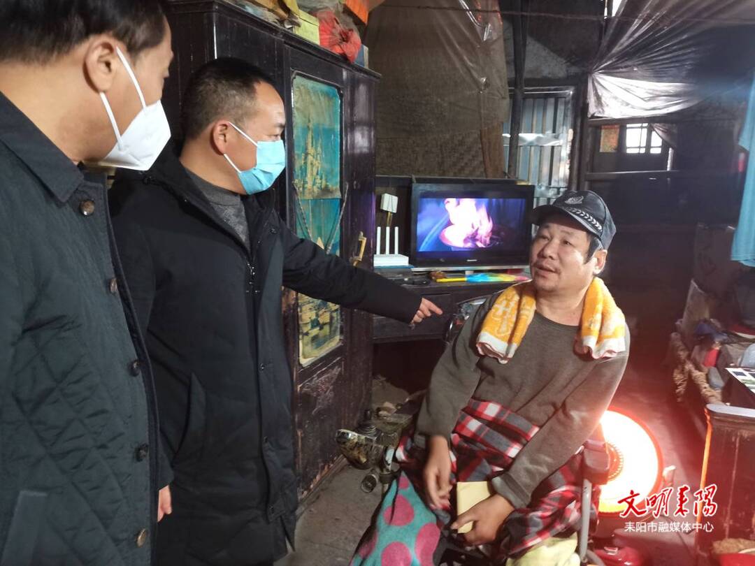 ​刘廷斌走访慰问“双联”企业困难职工