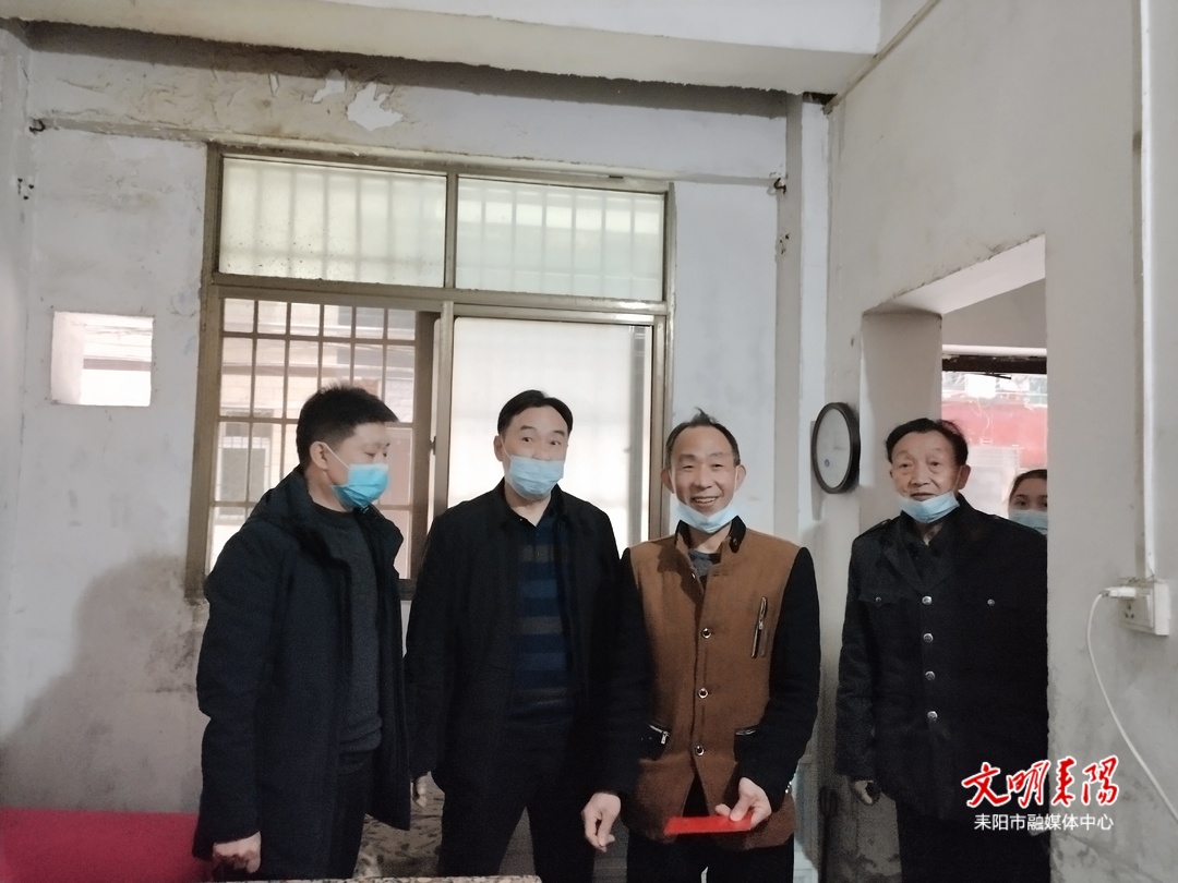 曾三成、张海清走访慰问困难职工