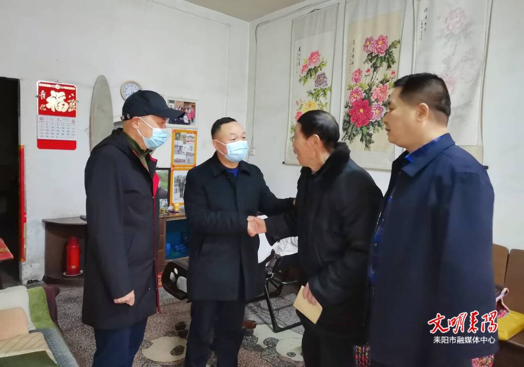 陆冬生走访慰问困难职工和困难群众