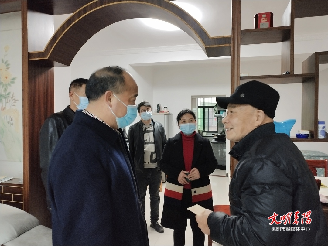 伍检告走访慰问困难职工