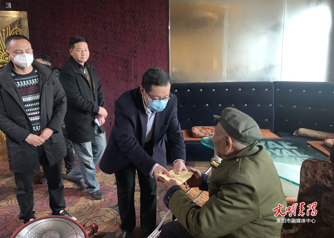 肖也邦到新市镇走访慰问困难群众
