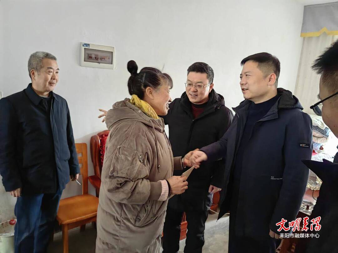 张涛到东湖圩镇慰问困难群众