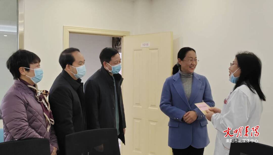 谢东平、伍检告走访慰问医院专家人才