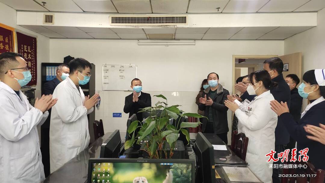秦玉林、高爱民走访慰问一线医务人员