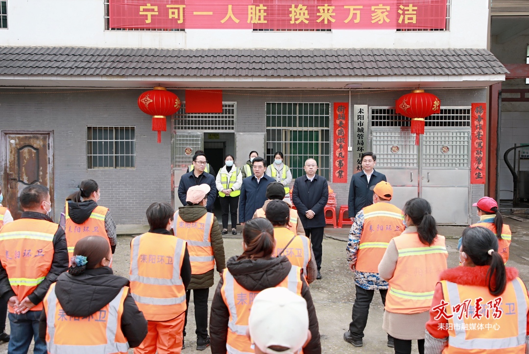 赖馨正、尹立鑫陪环卫工人吃团年饭