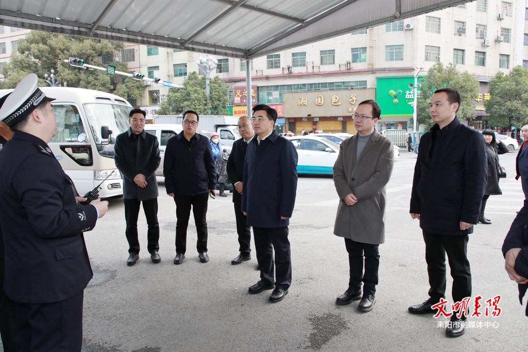 赖馨正、尹立鑫看望慰问一线工作人员