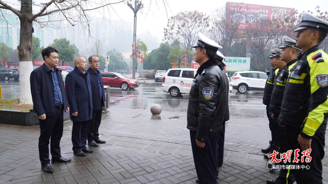 尹立鑫看望慰问坚守岗位的一线工作人员