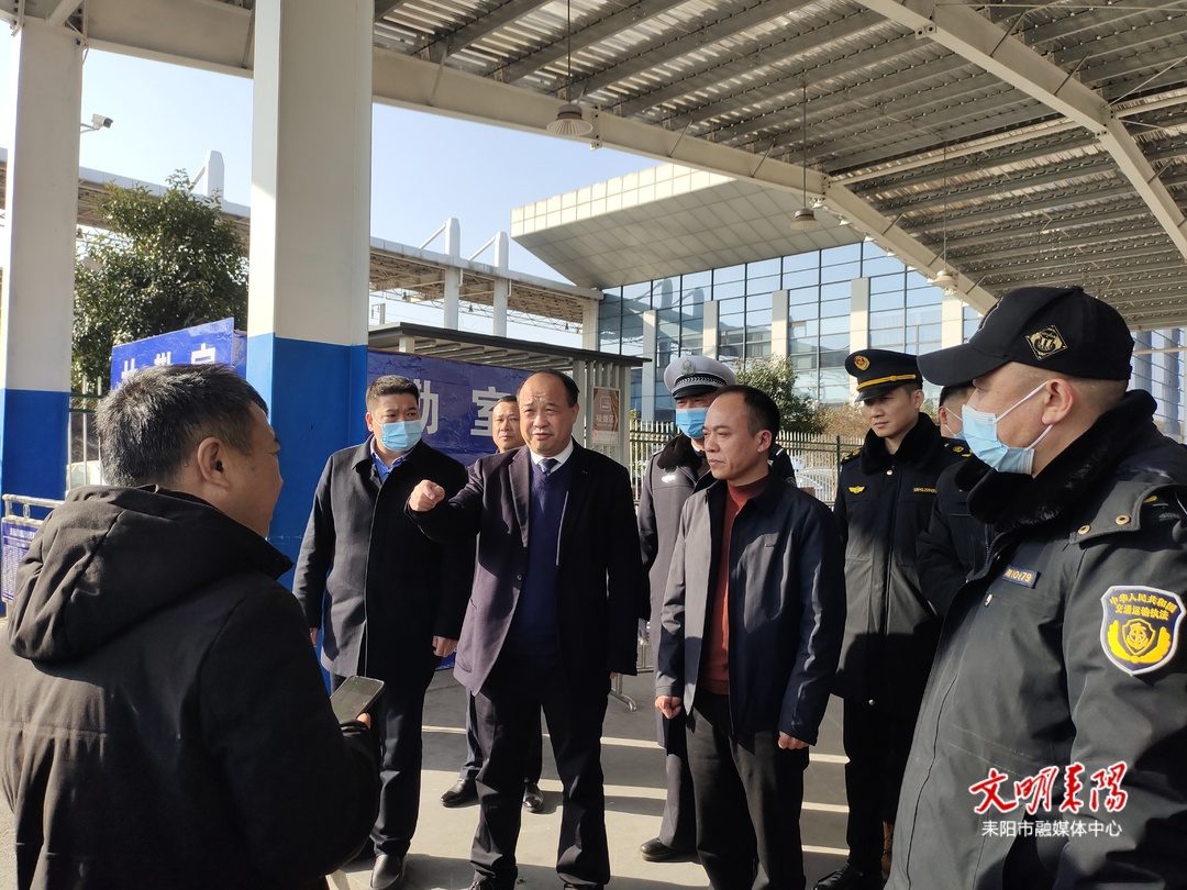 伍检告看望慰问春运一线工作人员