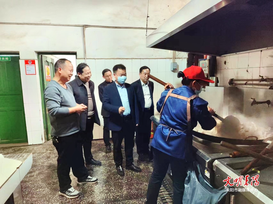 王子菲督导食品安全“两个责任”   护航校园安全