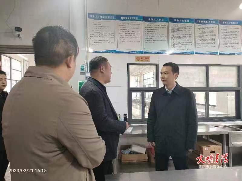 蒋新星到紫峰小学讲授思政课并督导学校食品安全工作