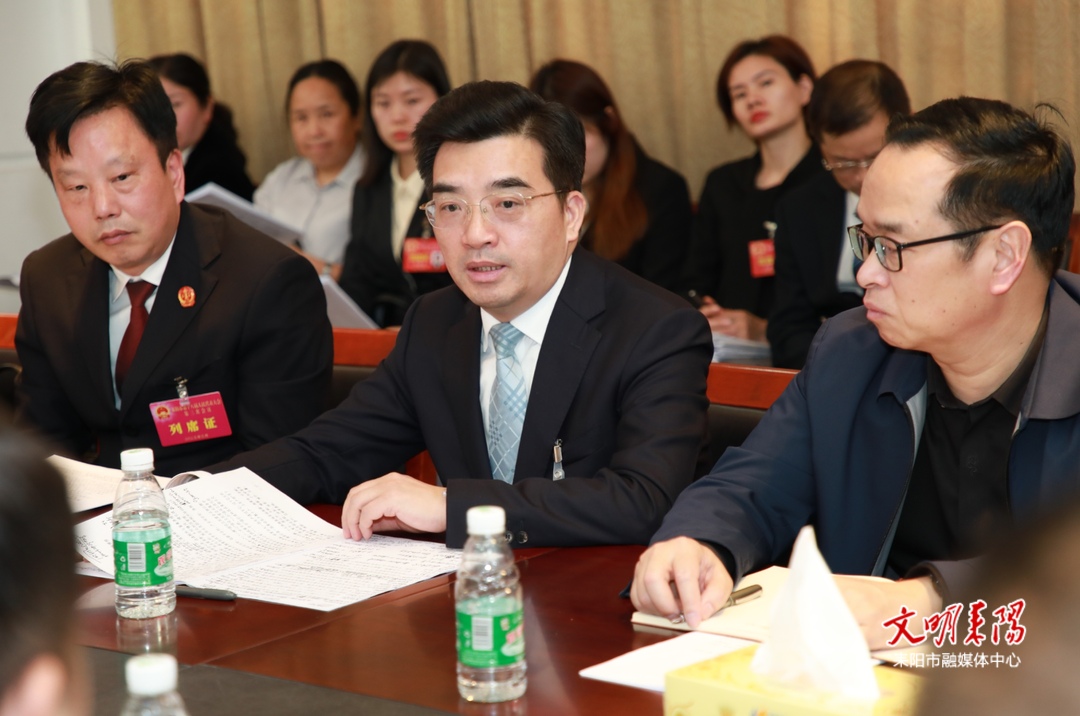 赖馨正参加公平片代表团分组讨论