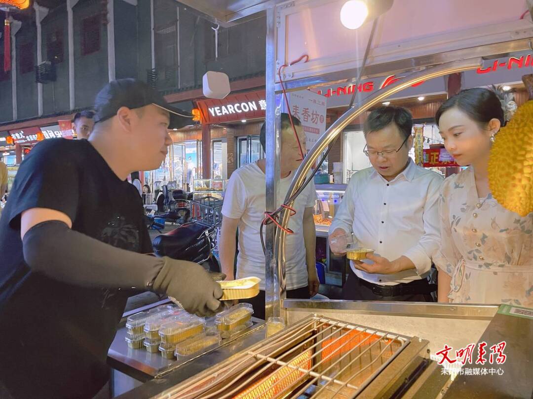 擦亮“夜经济”    王子菲调研夜市经济