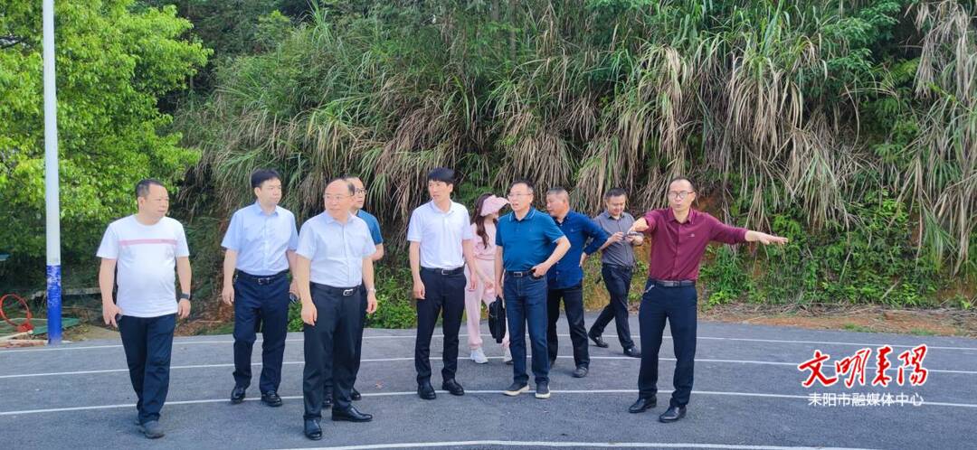 李连飞率队到三都镇调研农村义务教育工作