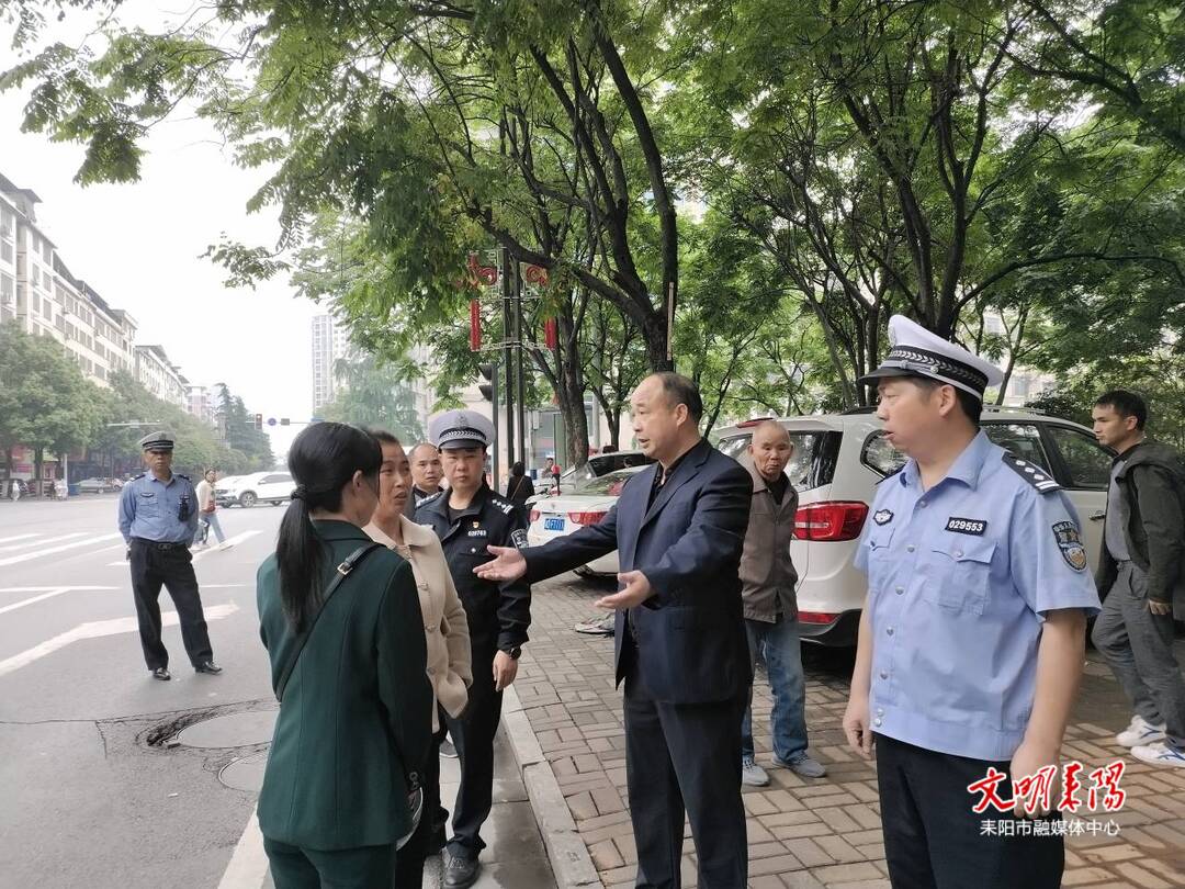 伍检告督导 “一盔一带”安全整治工作
