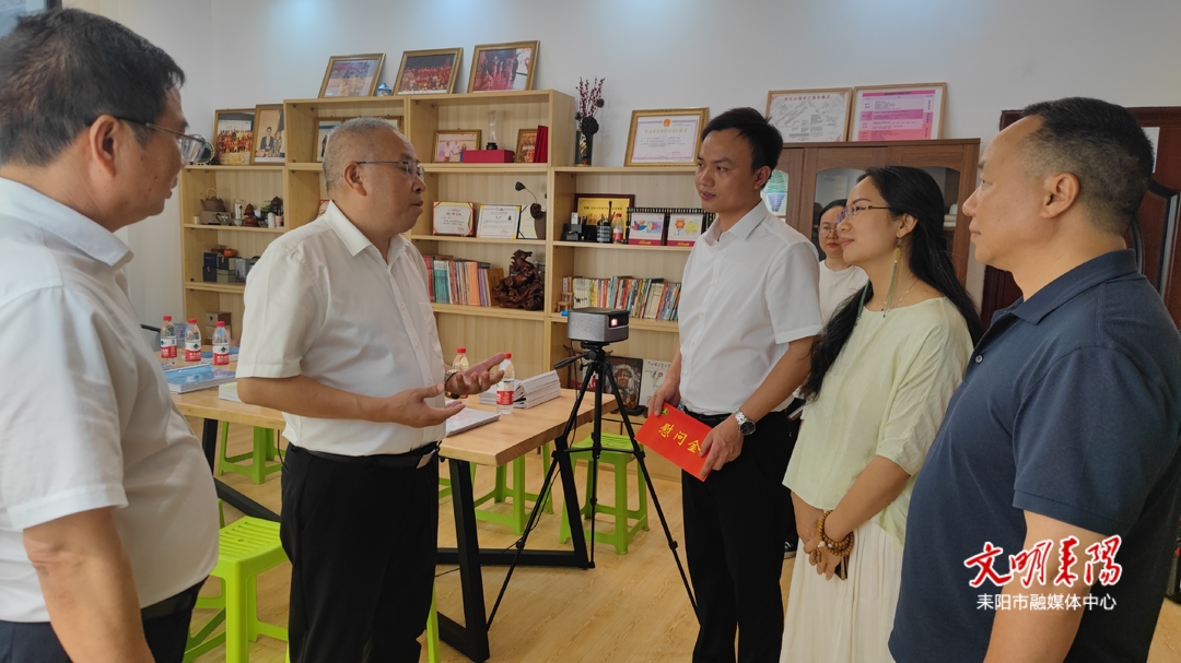 尹立鑫走访慰问残疾人自强代表和特殊教育机构