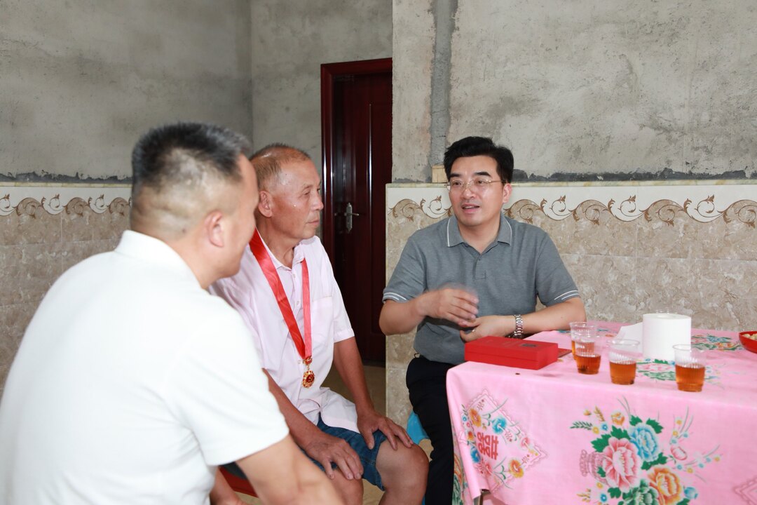“七一”前夕 赖馨正走访慰问老党员和生活困难党员