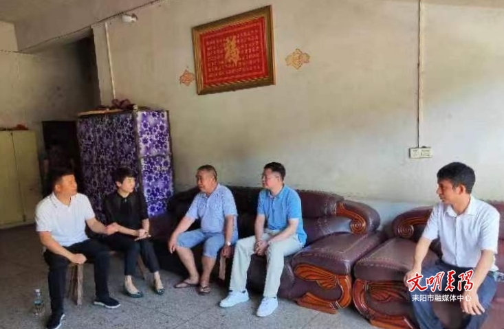 龚志桂到水东江街道走访慰问老党员
