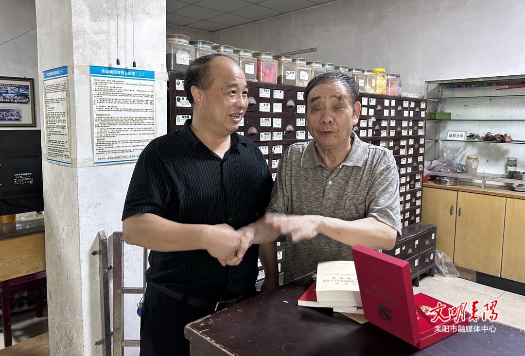 伍检告走访慰问老党员老干部