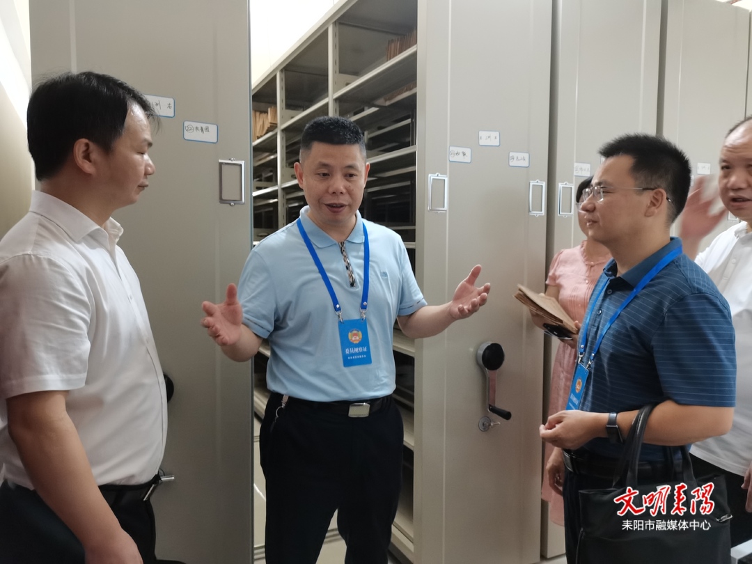 市政协视察全市档案工作