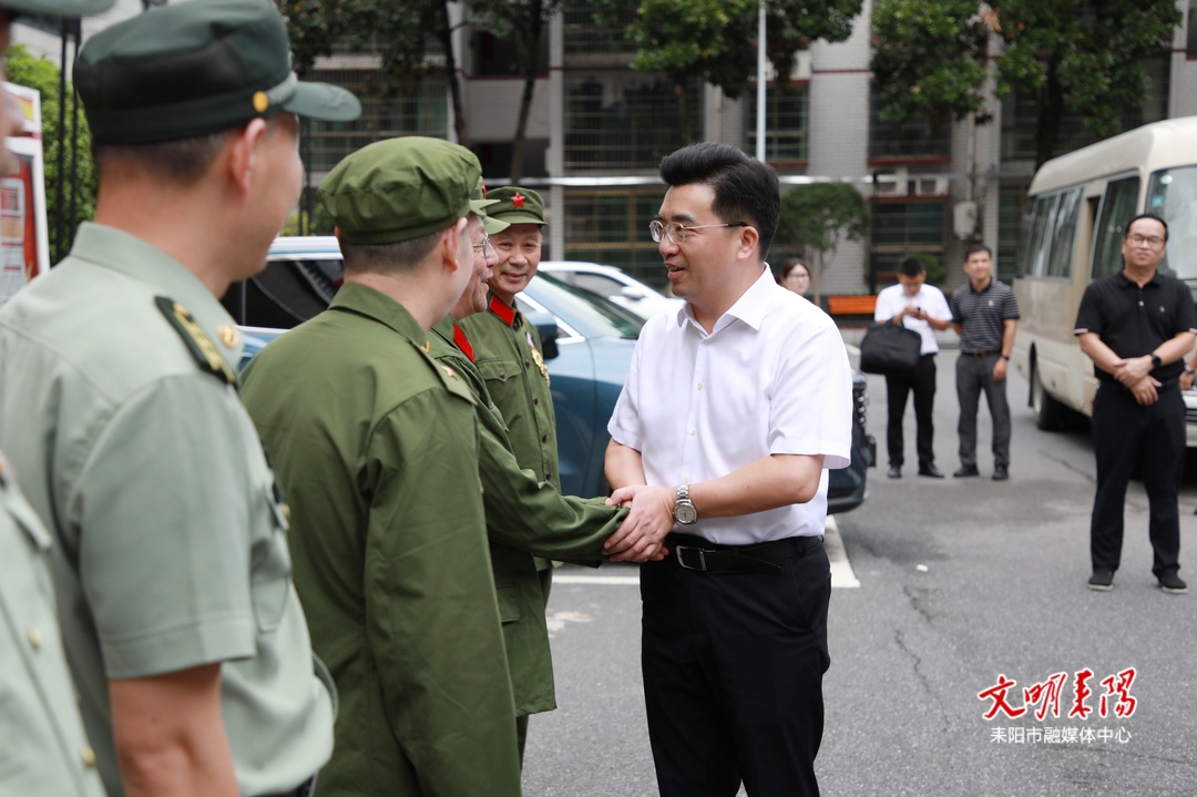 赖馨正走访慰问驻耒部队官兵