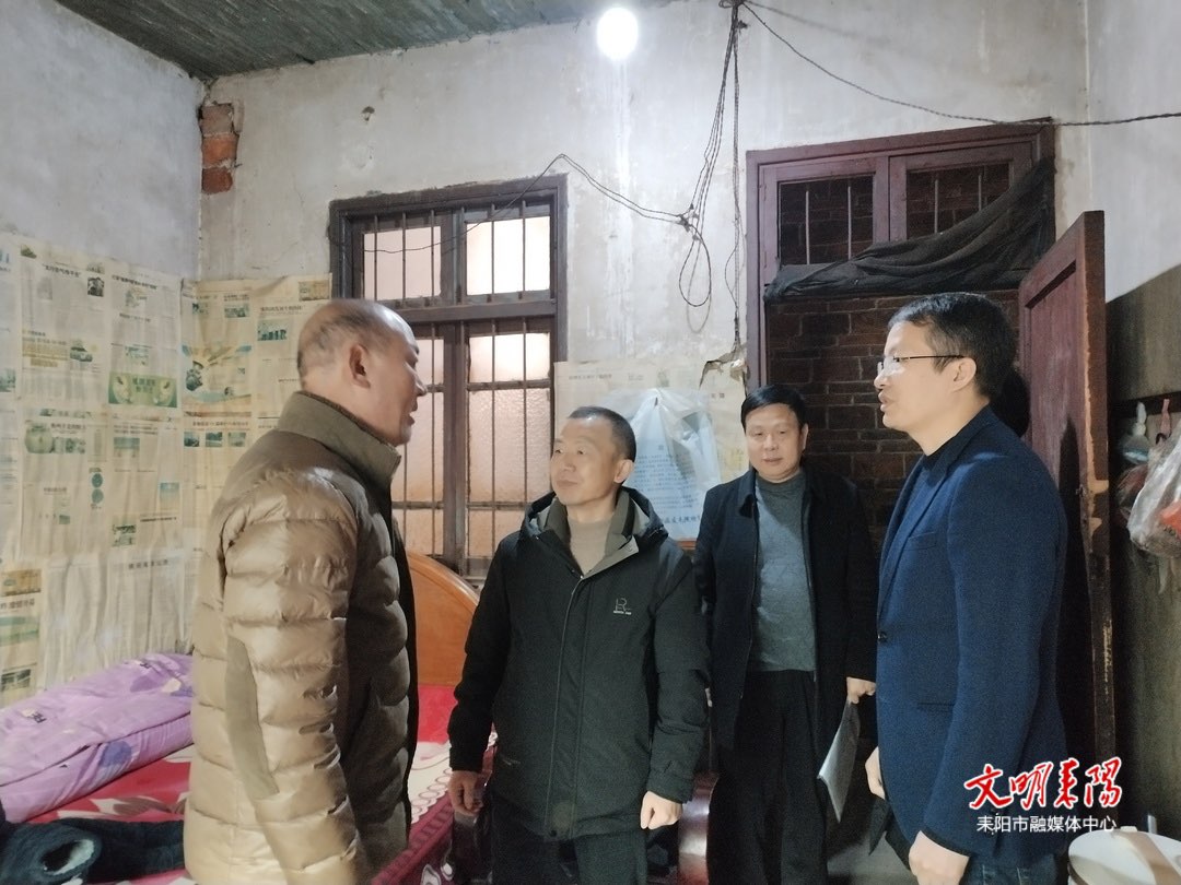 秦玉林走访慰问困难职工