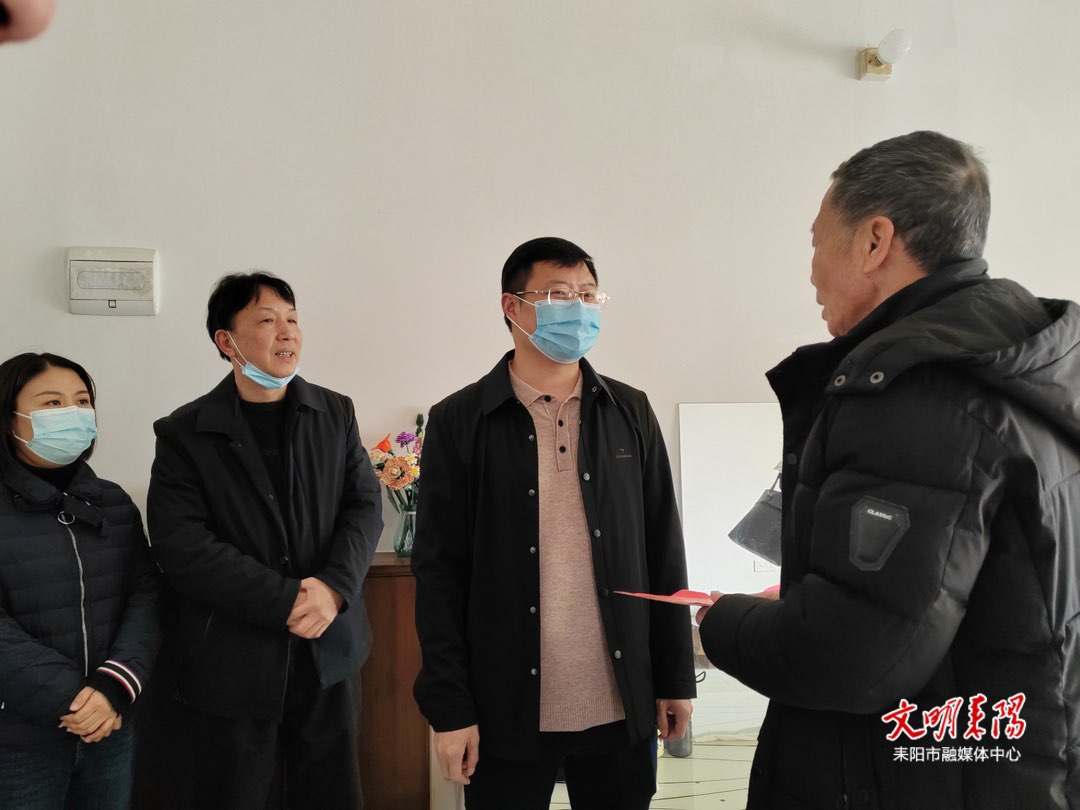 龚志桂走访慰问困难职工