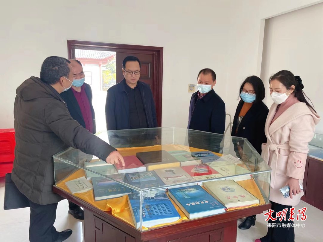​郭兴中调研史志工作