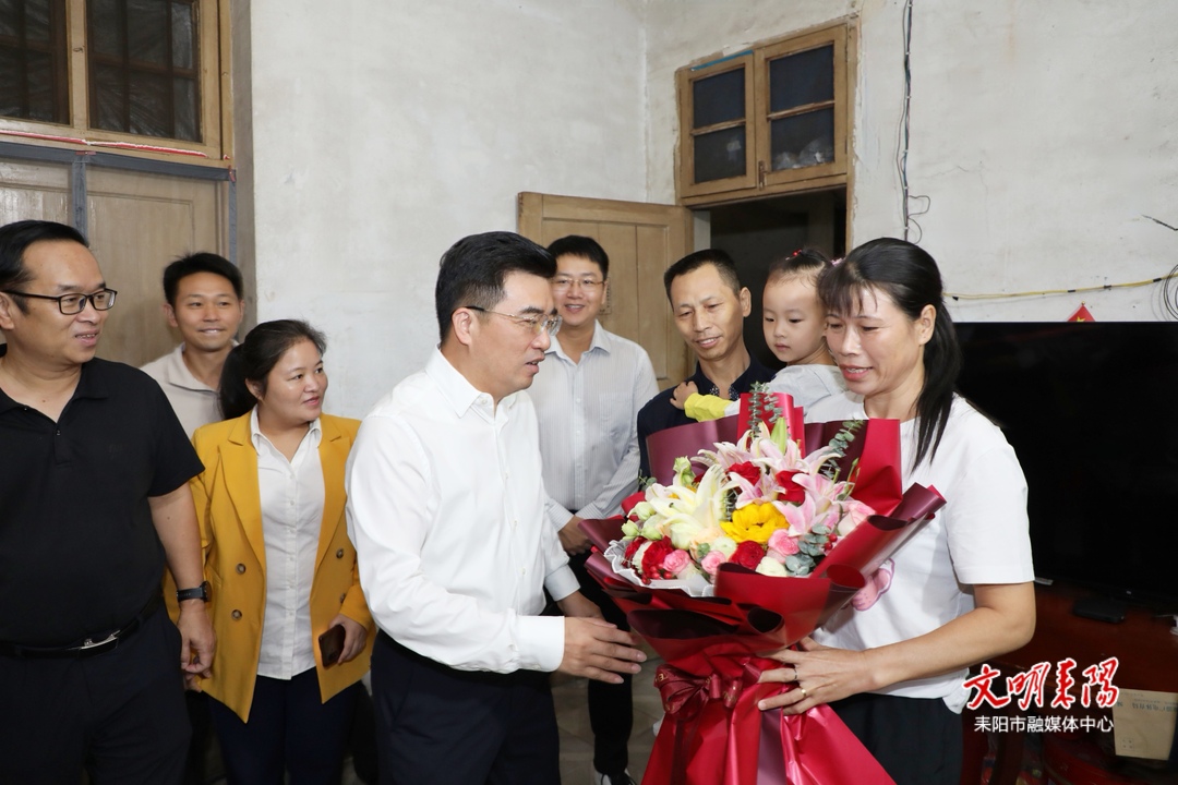 赖馨正赴亚运会冠军邓丽娟家中走访慰问