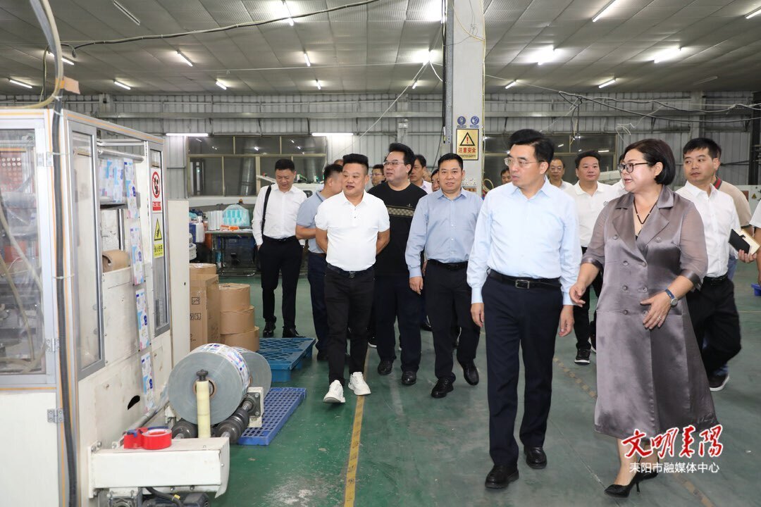 赖馨正率队赴东莞市开展纸品后加工产业园项目招商考察并见证签约