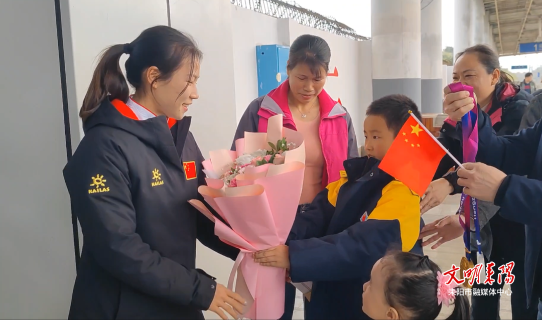 亚运冠军载誉归来 家乡人民热情迎接