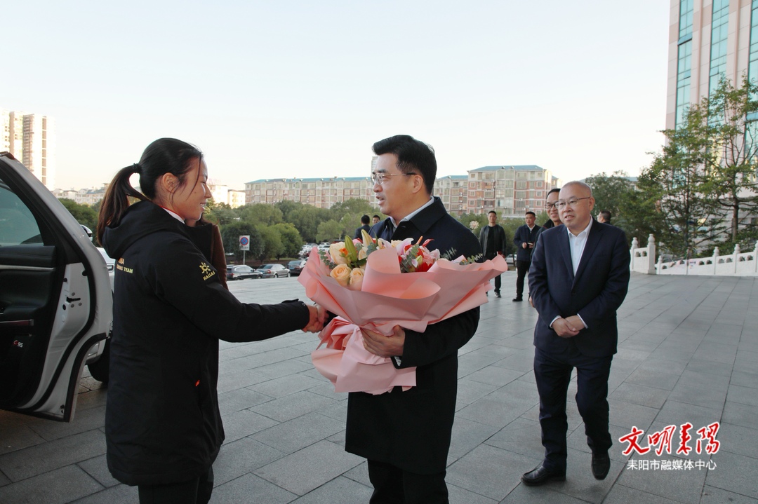 赖馨正、尹立鑫会见杭州亚运会冠军邓丽娟